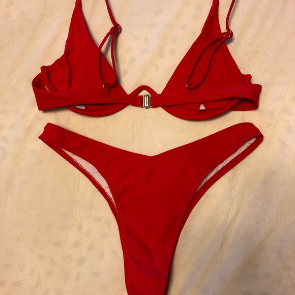 Red plunging bikini - Picture 3 of 3